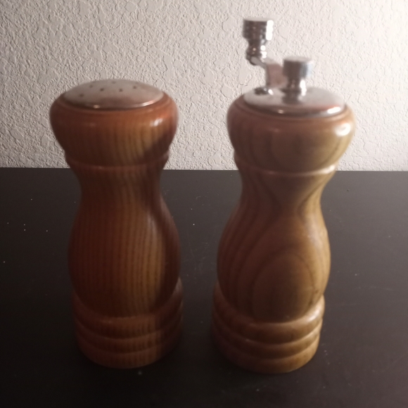 Olde Thompson Natural Wood 5" S/P Shaker Set. - Picture 3 of 5